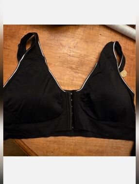 Front‑Closure Black And White Comfort Sports Bra